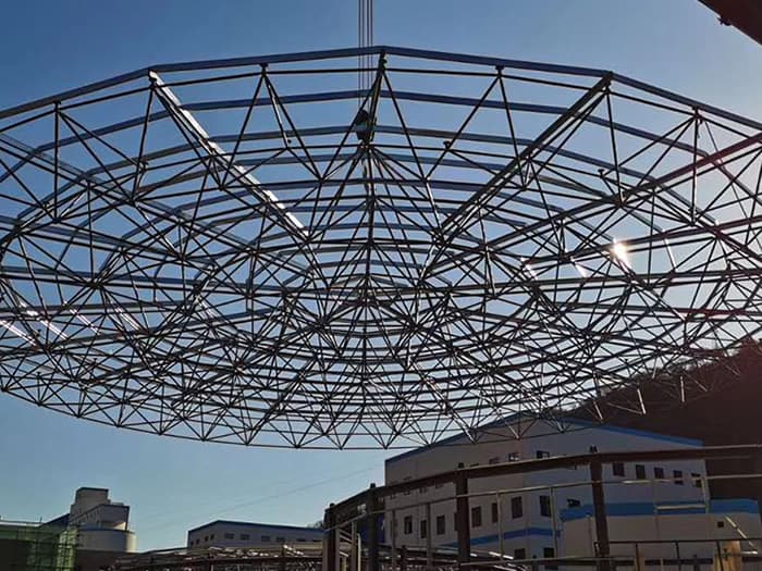 盖州螺栓球网架工程施工现场